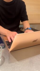 パソコンで仕事する男性｜投資｜副業｜株