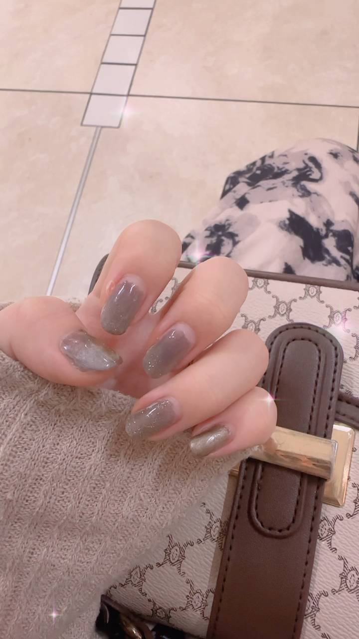 美容｜ネイルをアピールする女性