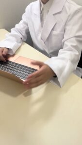 白衣医者｜説明する男性ドクター
