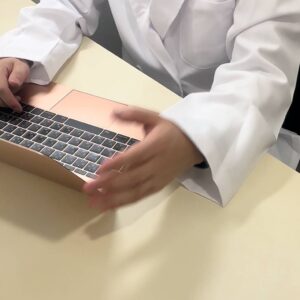 白衣医者｜説明する男性ドクター