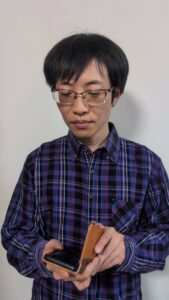 スマホを見て嬉しそうに笑い頷く｜表情｜ポーズ