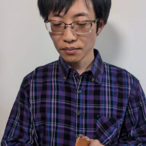 スマホを見て嬉しそうに笑い頷く｜表情｜ポーズ