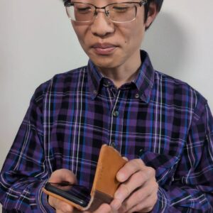 スマホを見て満足→軽く息を吐く笑顔｜表情｜ポーズ