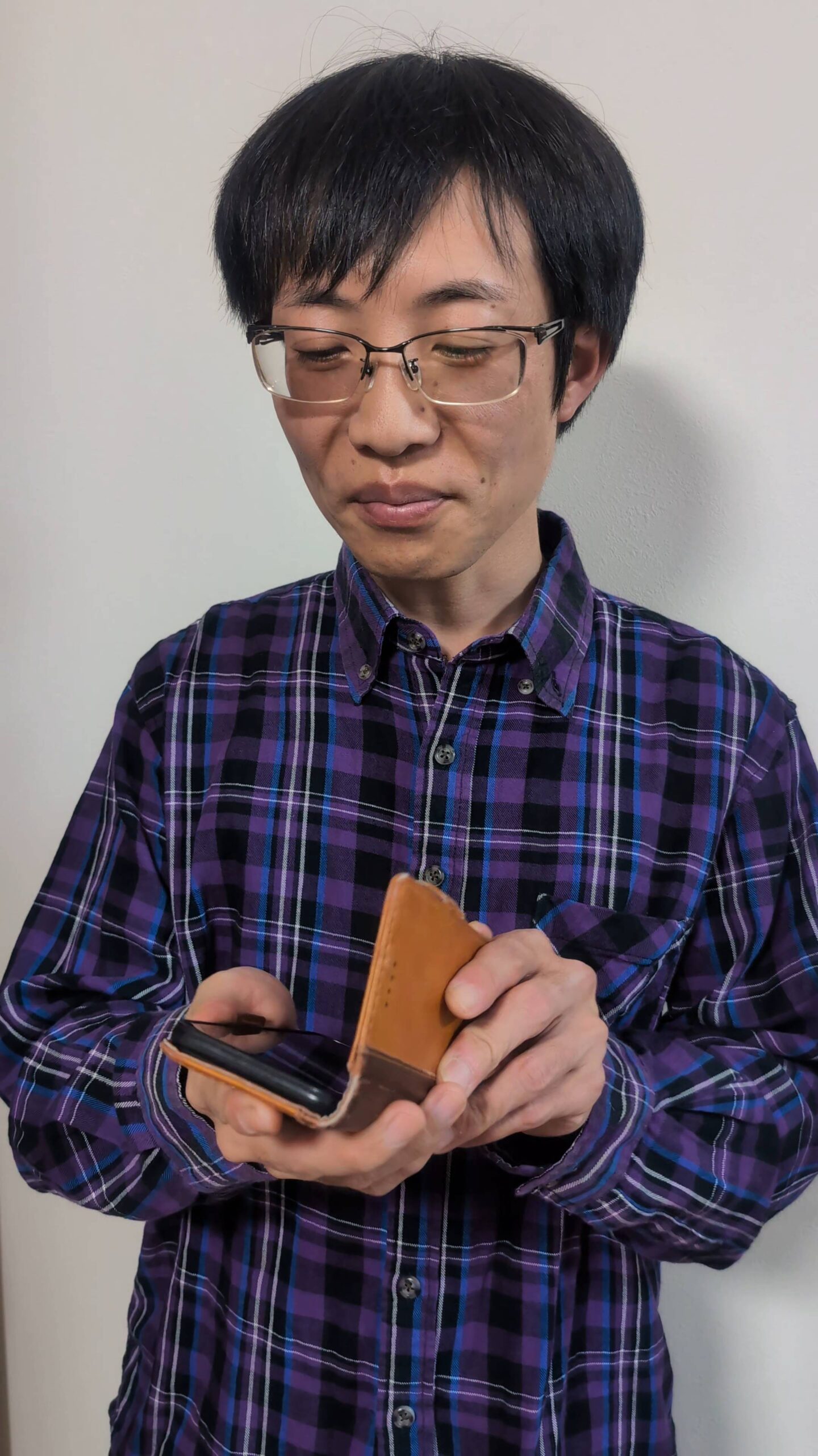 スマホを見て満足→軽く息を吐く笑顔｜表情｜ポーズ