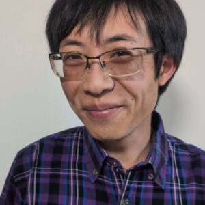 鏡越しで笑って眉を触る｜表情｜ポーズ