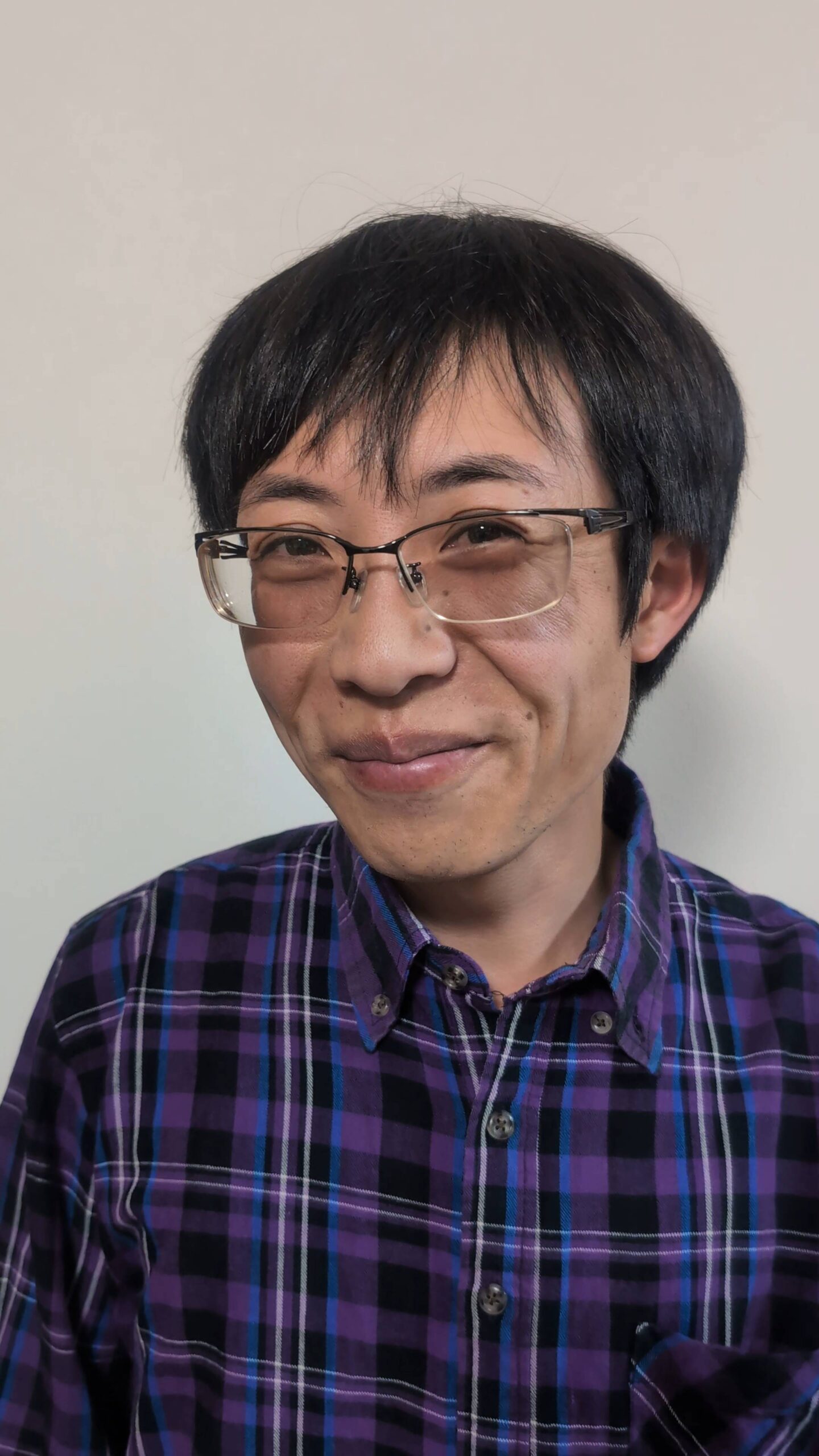 鏡越しで笑って眉を触る｜表情｜ポーズ