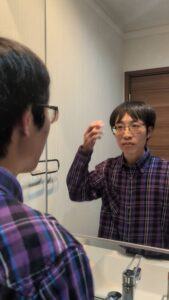 鏡で髪を整えて頷く笑顔｜表情｜ポーズ