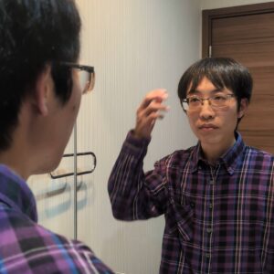 鏡で髪を整えて頷く笑顔｜表情｜ポーズ