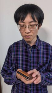 スマホを見てにやっと笑う｜表情｜ポーズ