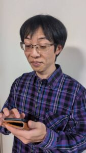 スマホを見て嬉しそうな表情｜マッチング｜出会い系