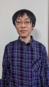 服を整えて「よし」と頷く男性｜表情｜ポーズ