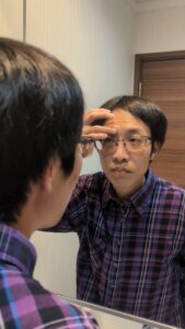 洗面台の鏡越し眉を整える｜表情｜ポーズ｜美容