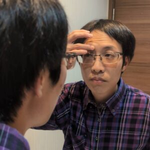 洗面台の鏡越し眉を整える｜表情｜ポーズ｜美容