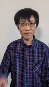 ピース笑顔する中年男性