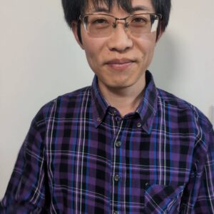 ピース笑顔する中年男性