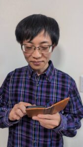 スマホを見ながら微笑→照れ顔｜マッチングアプリ｜デート