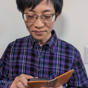 スマホを見ながら微笑→照れ顔｜マッチングアプリ｜デート