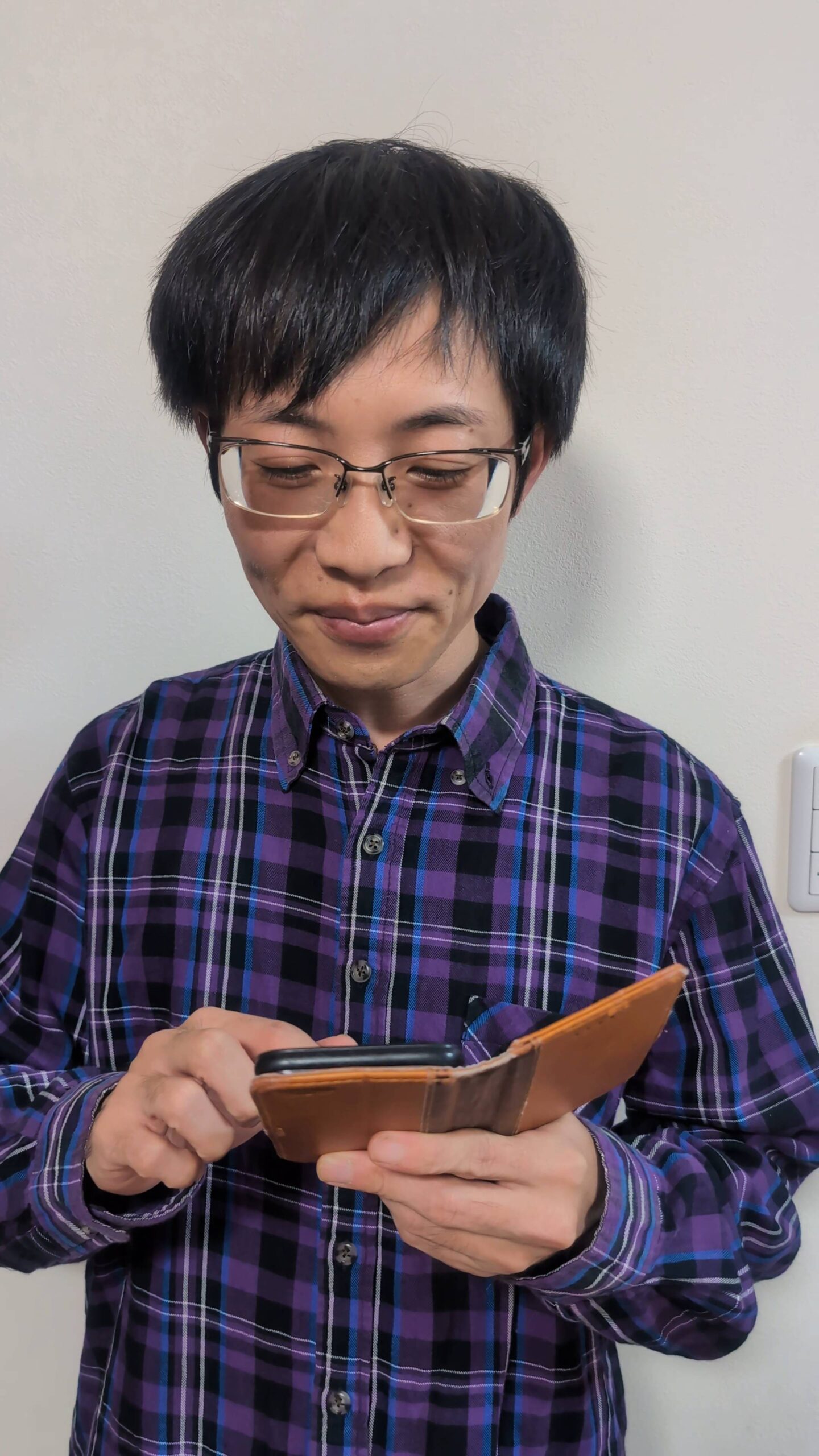 スマホを見ながら微笑→照れ顔｜マッチングアプリ｜デート