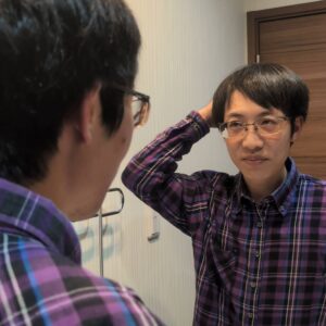 洗面所で髪を触る→自信顔｜AGA｜植毛｜育毛
