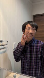 顔を触って肌の調子を確認する男性｜美容｜スキンケア