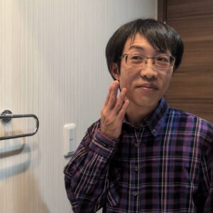 顔を触って肌の調子を確認する男性｜美容｜スキンケア