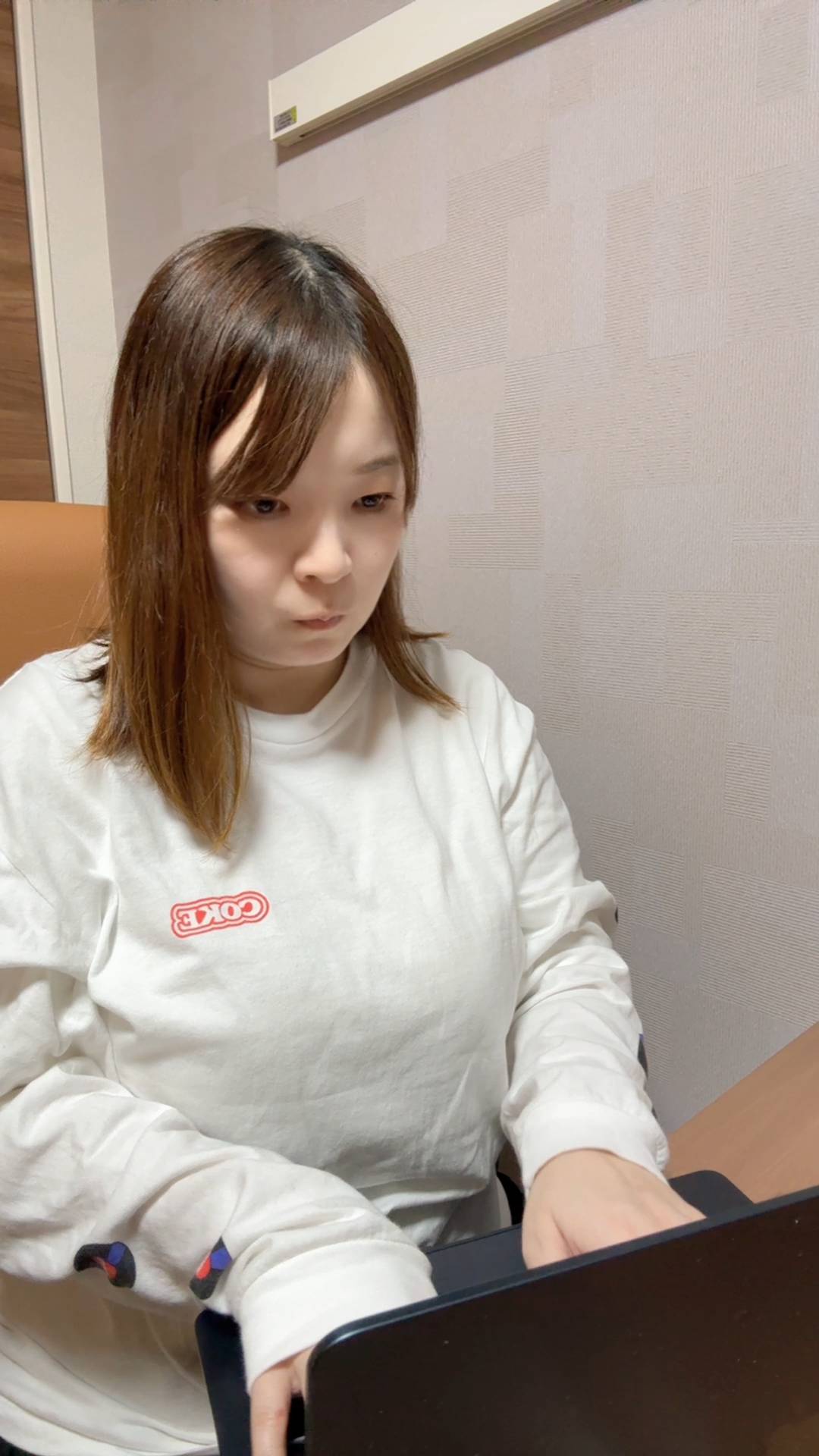 リモートワーク中の女性