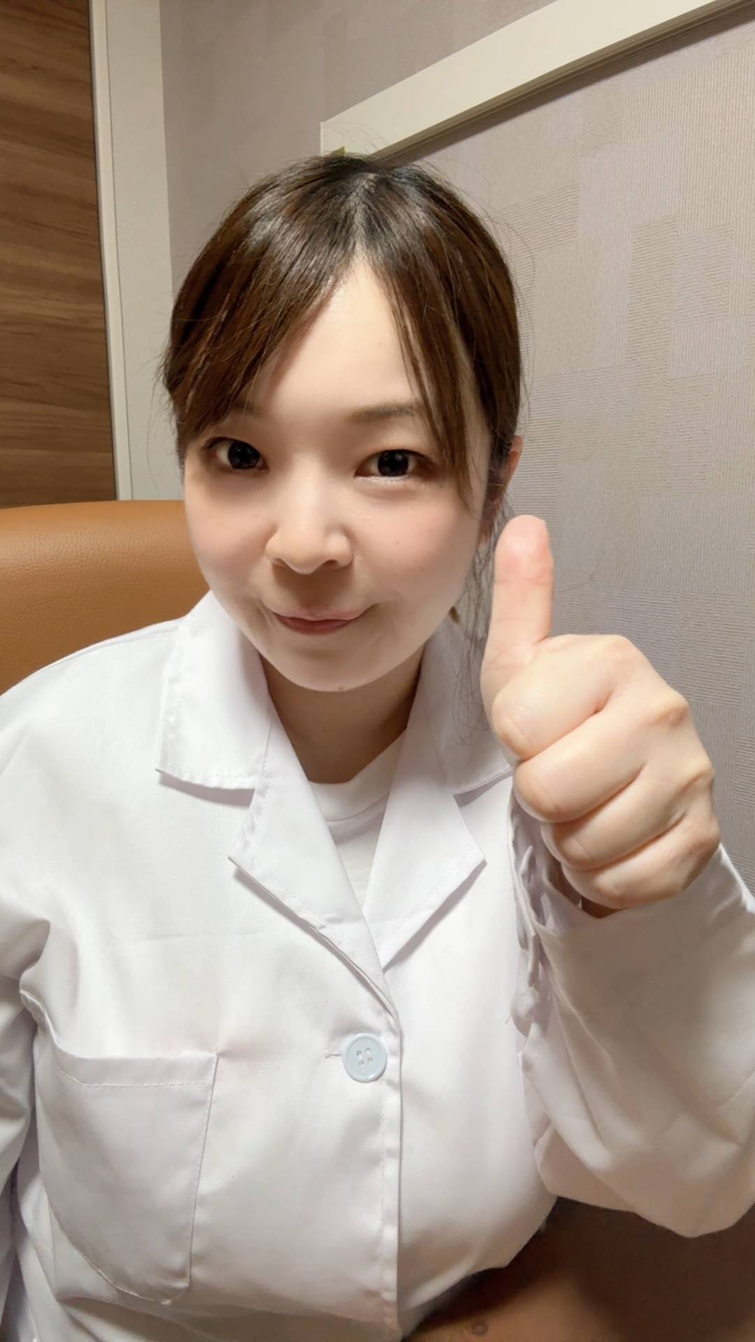 白衣ドクター｜グッドポーズをする女性｜医者