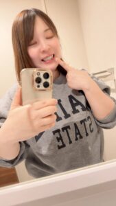 綺麗な歯をアピールする女性｜ホワイトニング｜デンタルケア｜口臭ケア