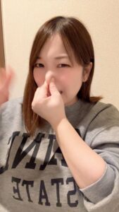 臭いに鼻をつまむ女性｜口臭ケア｜ホワイトニング｜デンタルケア