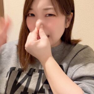 臭いに鼻をつまむ女性｜口臭ケア｜ホワイトニング｜デンタルケア