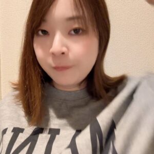 髪をとかす女性｜ヘアケア｜美容