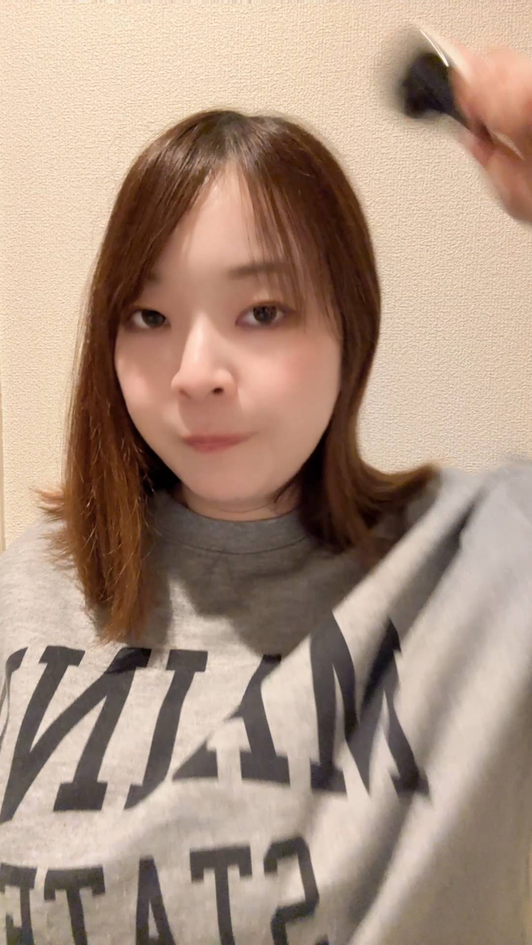 髪をとかす女性｜ヘアケア｜美容