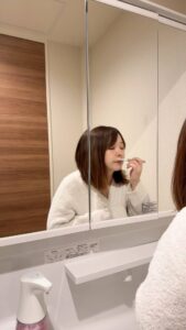 顔の産毛を剃る女性2｜脱毛｜美容