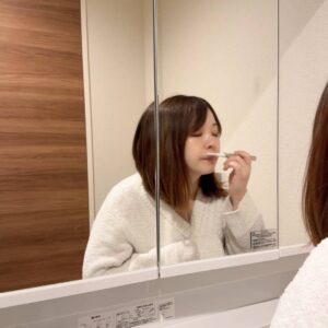 顔の産毛を剃る女性2｜脱毛｜美容