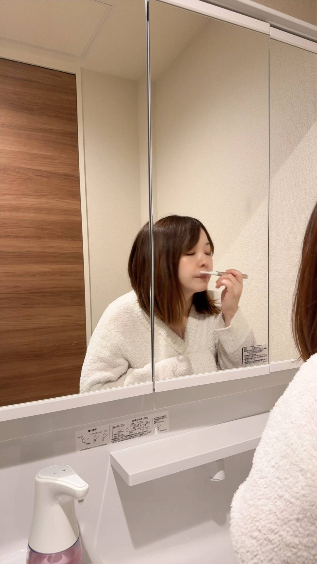 顔の産毛を剃る女性2｜脱毛｜美容