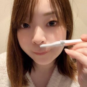 顔の産毛を剃る女性2｜脱毛｜美容