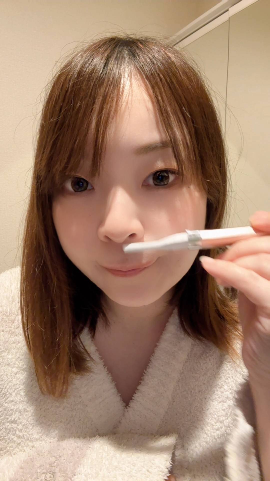 顔の産毛を剃る女性2｜脱毛｜美容