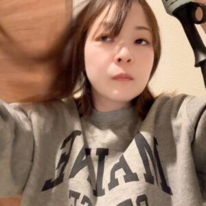 ドライヤーする女性｜ヘアケア｜美容