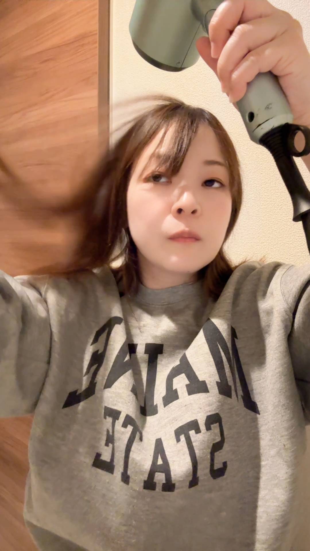 ドライヤーする女性｜ヘアケア｜美容