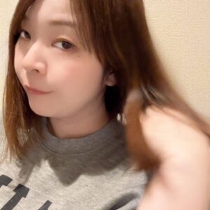 髪をアピールする女性｜ヘアケア｜美容