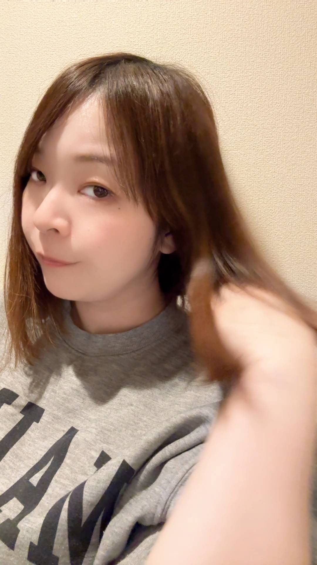 髪をアピールする女性｜ヘアケア｜美容