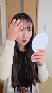 アイプチで二重を作る女性｜二重｜一重｜美容