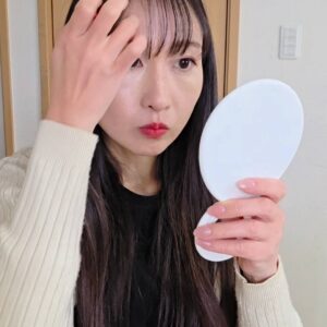 アイプチで二重を作る女性｜二重｜一重｜美容