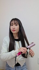 アイロンで髪の毛を巻く女性｜ヘアケア｜美容