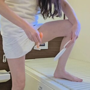 お風呂場でVIOを自己処理(剃る)女性(正面)｜脱毛｜ムダ毛