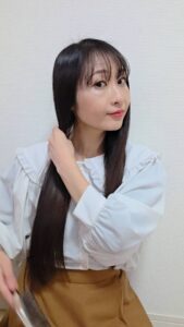 くしで髪をとかす女性｜ヘアケア｜美容
