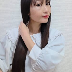 くしで髪をとかす女性｜ヘアケア｜美容