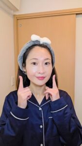 クレンジングに肌をチェックする女性｜スキンケア｜美肌｜美容