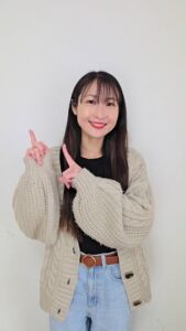 チェックしてね(右)女性｜ポーズ