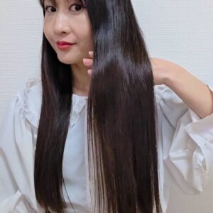ツヤツヤの髪を自慢する女性｜ヘアケア｜美容